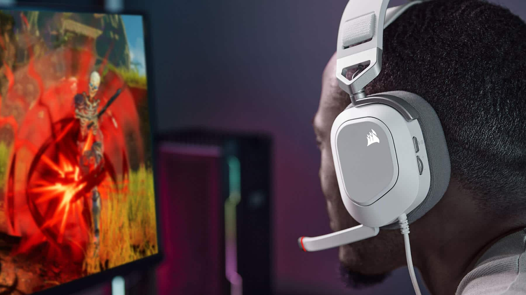 Fehér Corsair fejhallgatót viselő személy, aki videojátékot játszik.