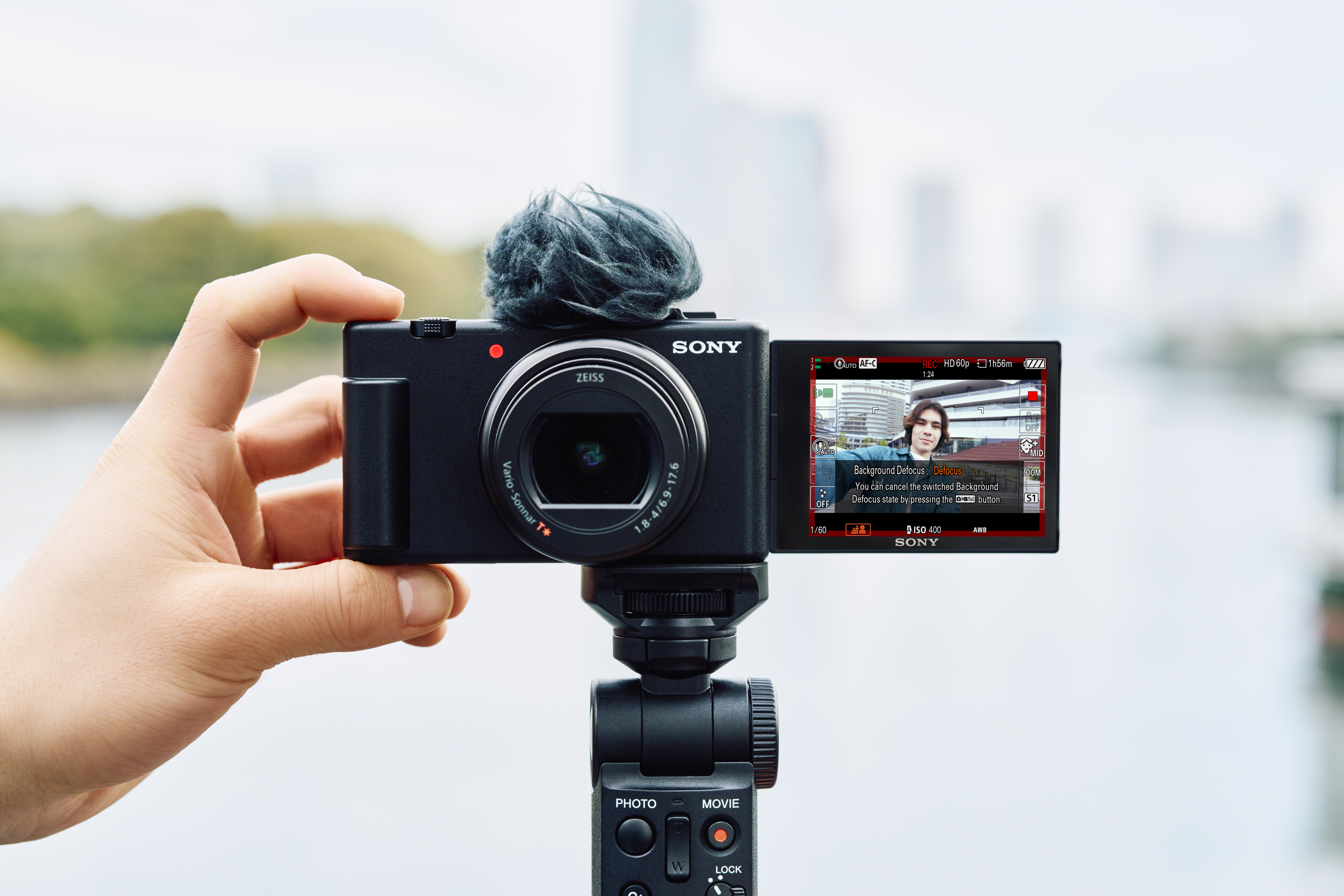 Eine Person hält eine Sony-Kamera mit Mikrofon.