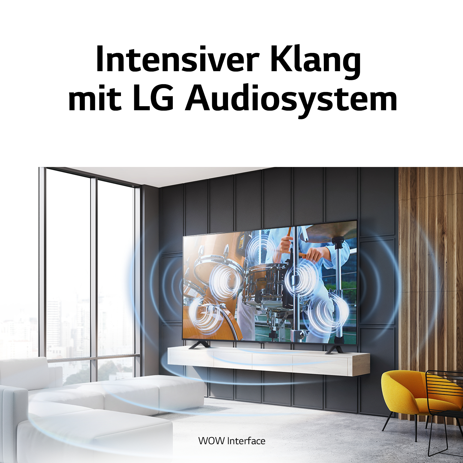 Wohnzimmer mit einem Fernseher, der eine Schlagzeugvorstellung zeigt.