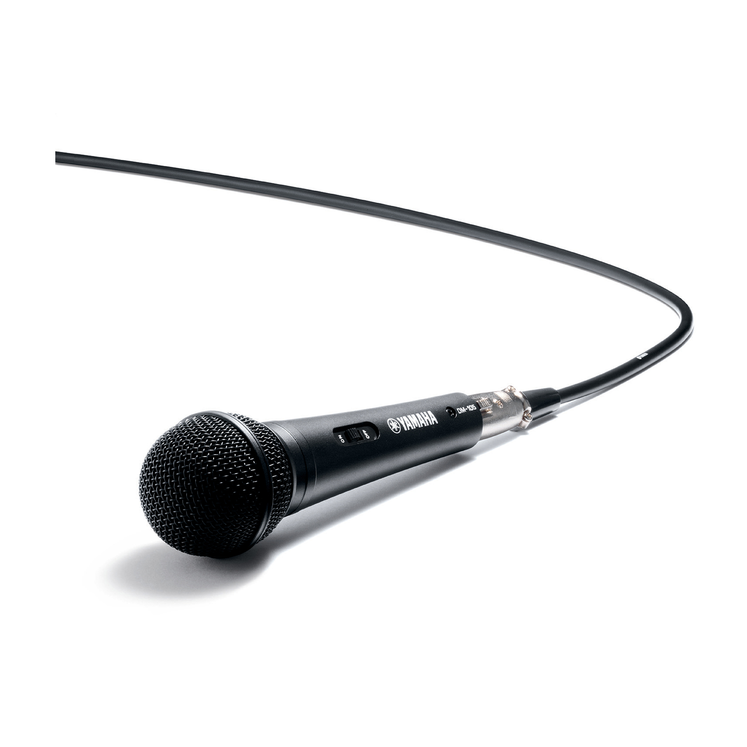Un microfono Yamaha nero con un filo e un interruttore sull'impugnatura.
