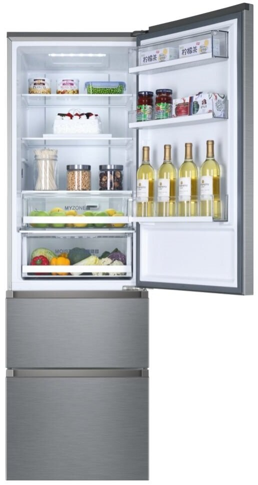 Otwarta lodówka z produktami spożywczymi na półkach i w szufladach.