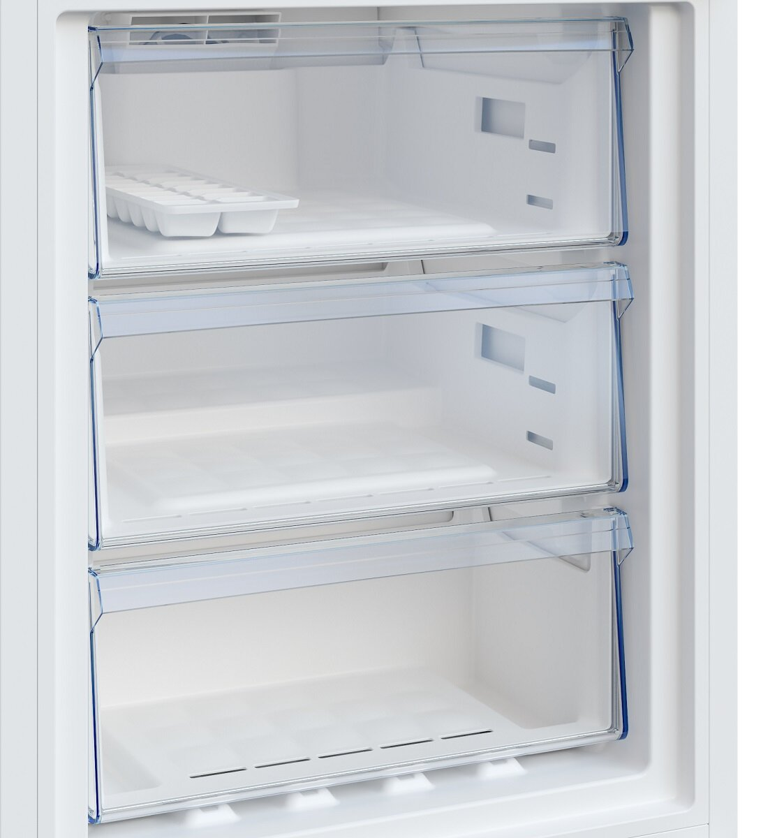 Szuflady zamrażarki, trzy przezroczyste pojemniki z tworzywa sztucznego. Górna szuflada ma tacki na kostki lodu.