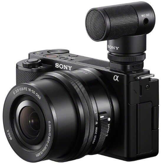 Czarny aparat Sony z obiektywem i mikrofonem, na białym tle.