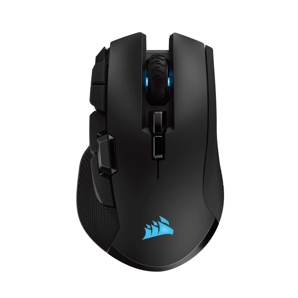 Fekete Corsair gaming egér kék fényekkel, felülről, fekete háttér előtt.