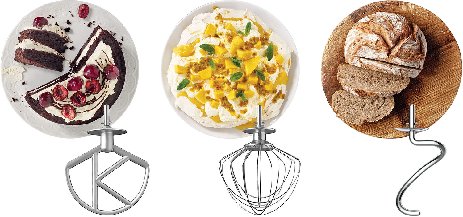 Drie verschillende opzetstukken voor een keukenmixer, naast desserts en brood.