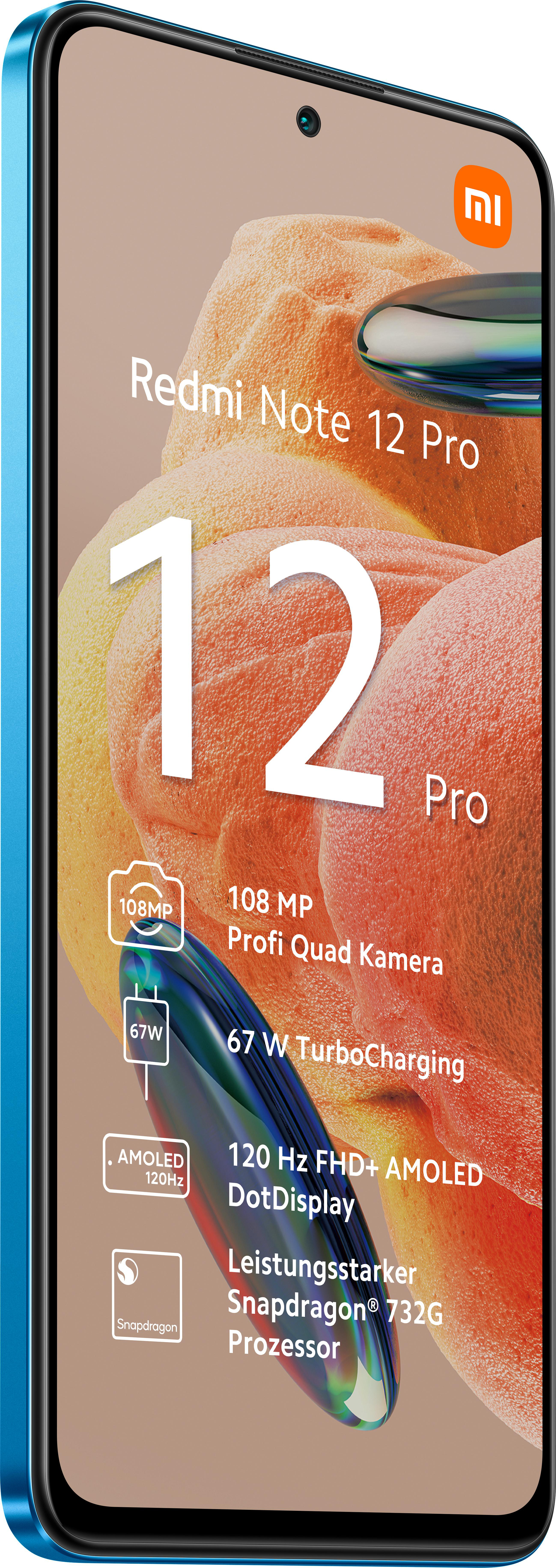 Ein blaues Smartphone mit großem Display. Zu den Funktionen gehören eine Quad-Kamera und Turbo-Aufladung.