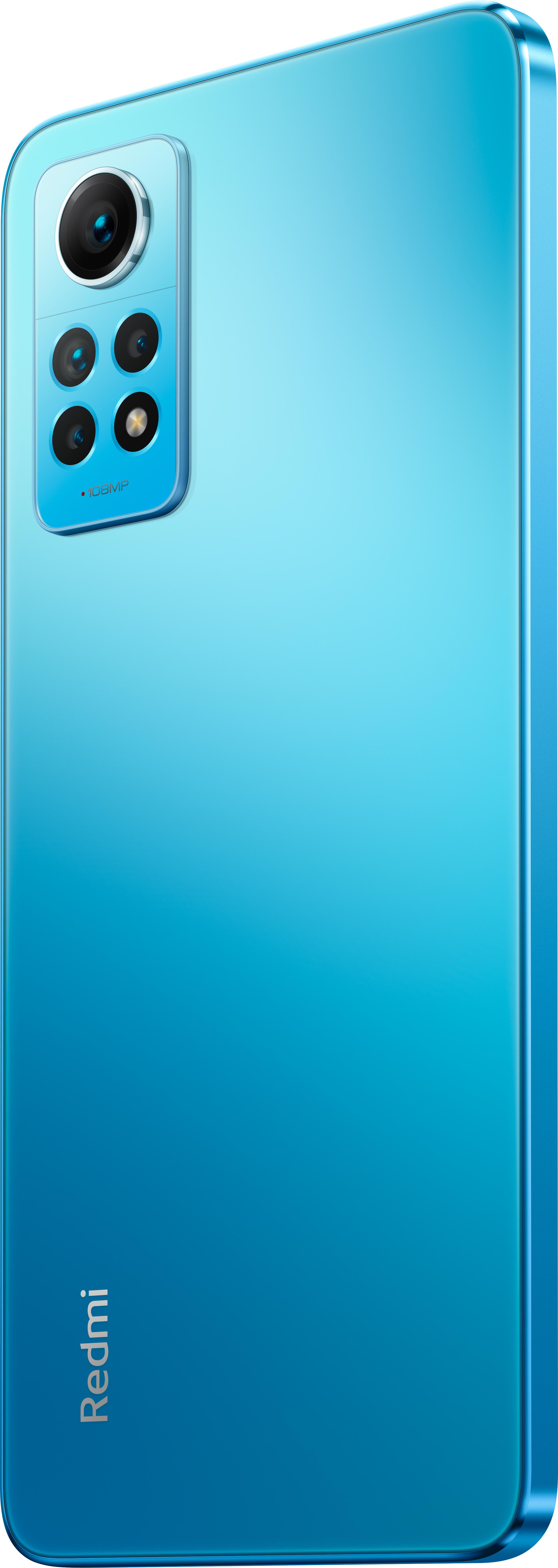 Blaues Smartphone mit mehreren Kameras auf der Rückseite, schräge Ansicht. Das Wort "Redmi" ist gedruckt.