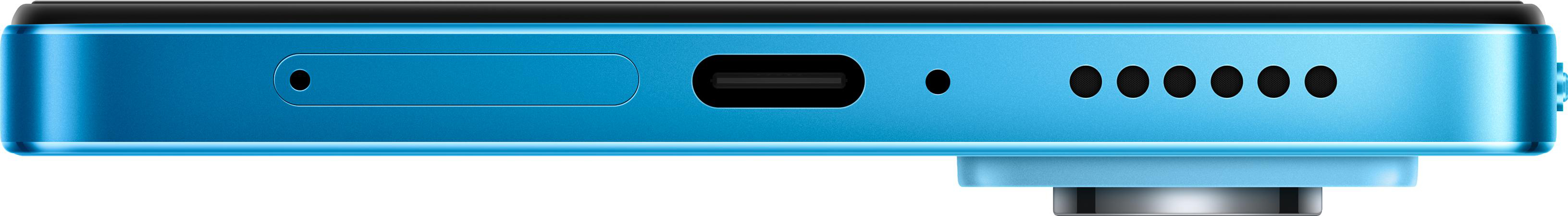 Nahaufnahme der Unterkante eines blauen Smartphones. Es gibt einen Ladeanschluss und Lautsprecherlöcher.