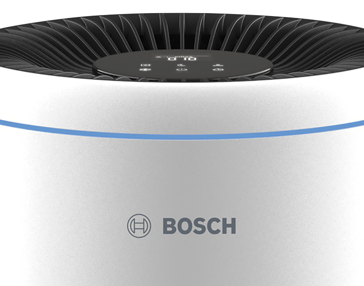 Önünde Bosch logosu bulunan, siyah üstlü beyaz hava temizleyici.