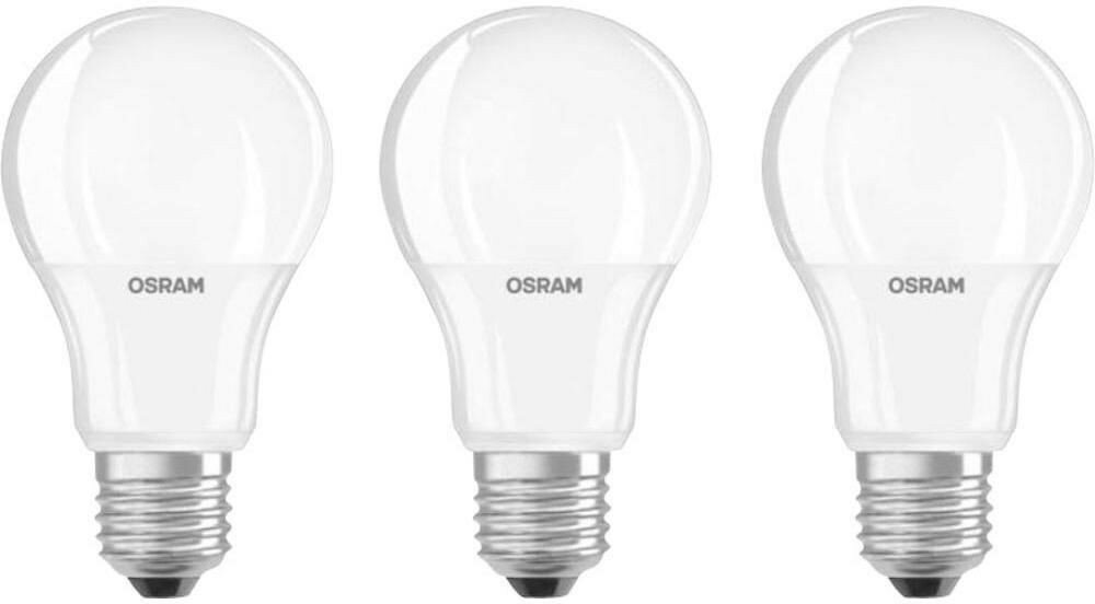Trzy białe żarówki LED OSRAM, gwint E27, na białym tle.