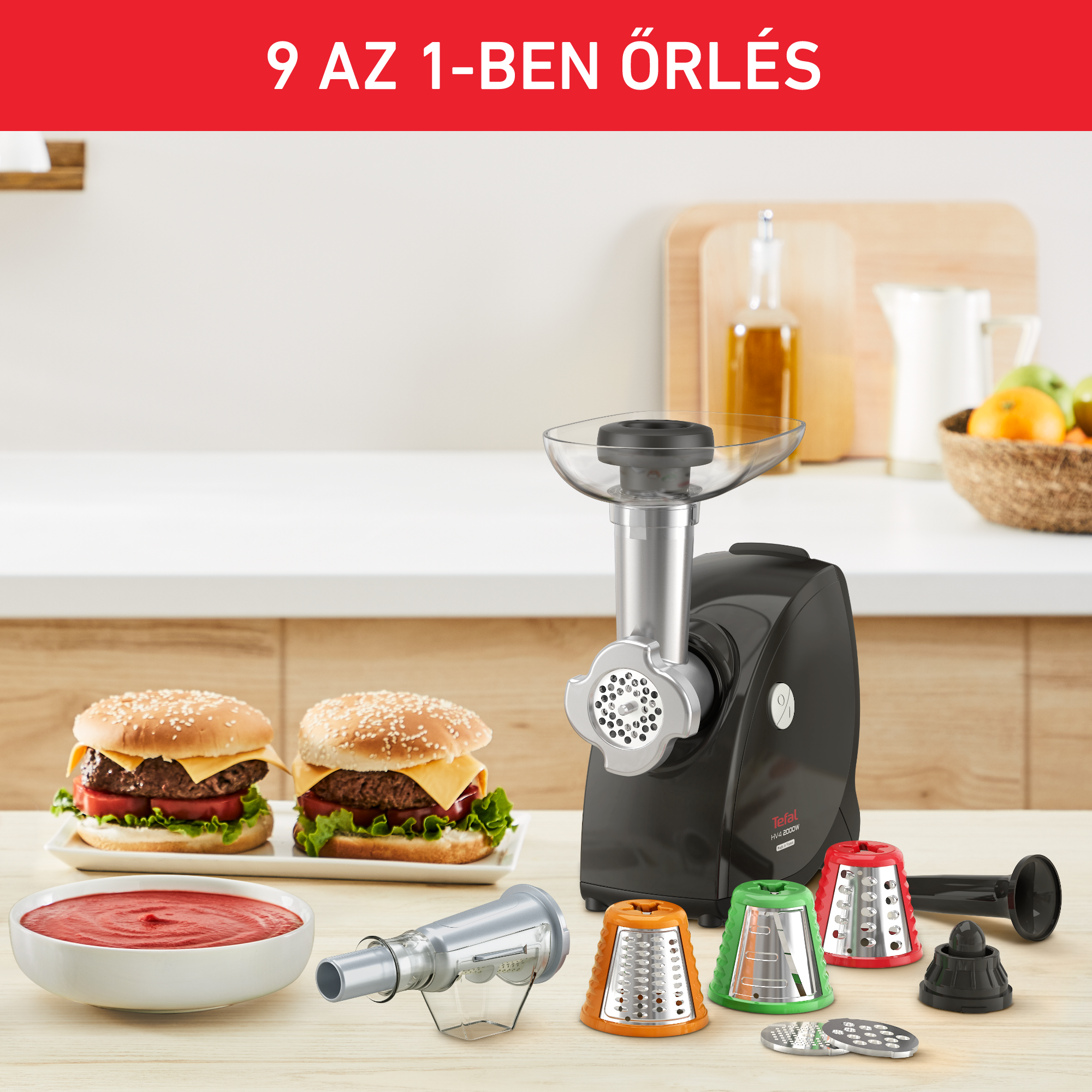 Egy konyhai jelenet húsdarálóval, hozzávalókkal és elkészített hamburgerekkel.