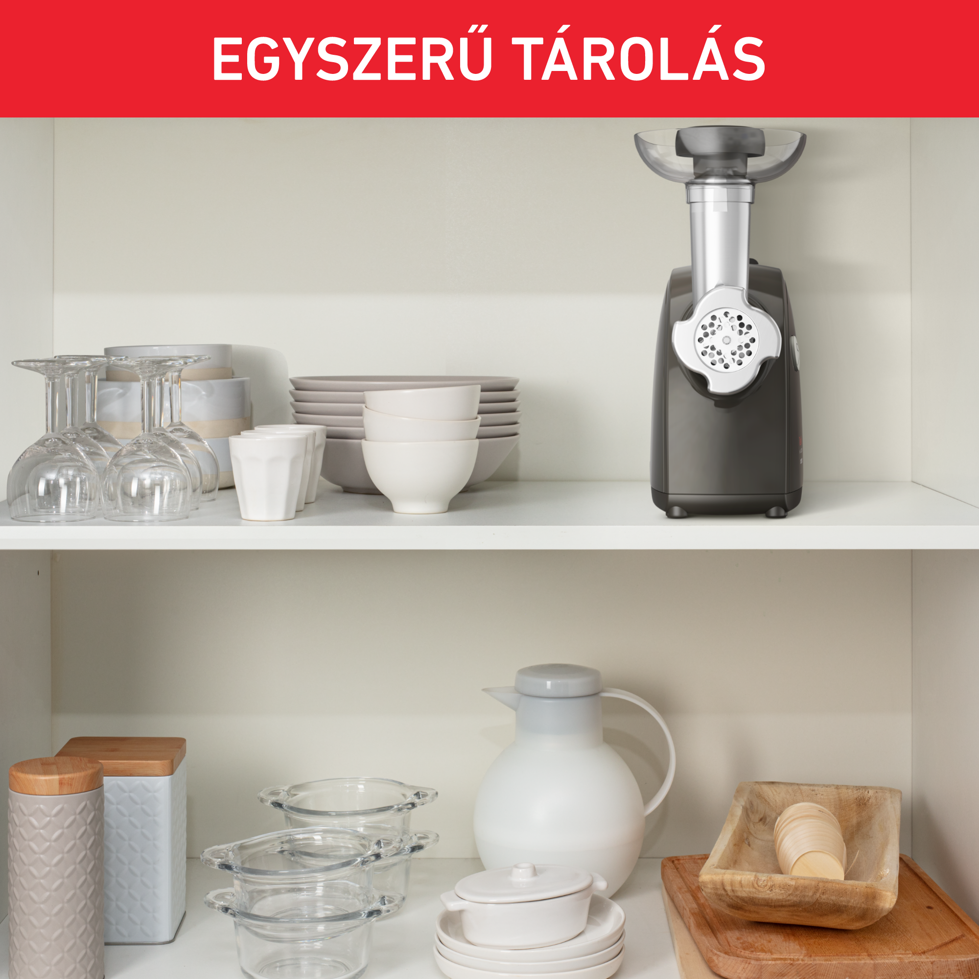 Fehér szekrény polcokkal. A polcokon edények, poharak és egy daráló található.