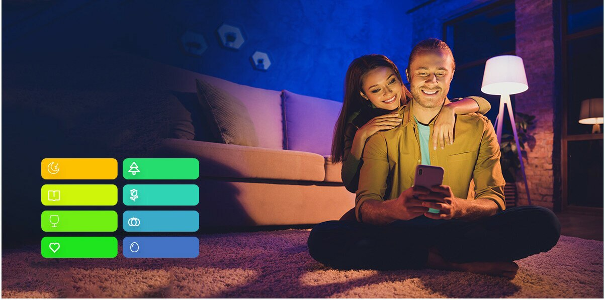 Para siedząca na podłodze patrzy na telefon, po lewej stronie ikony.