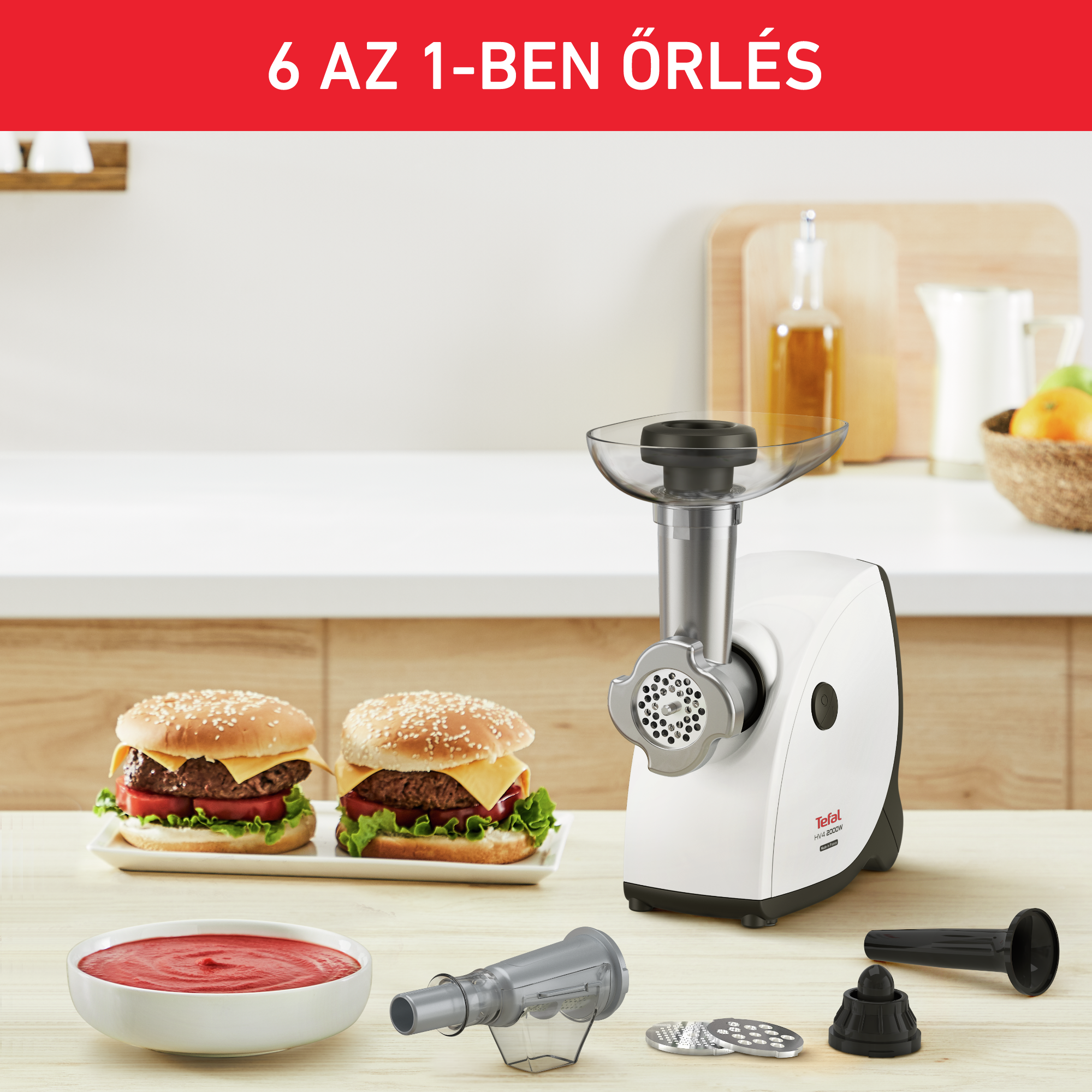 Húsdaráló tartozékokkal és két hamburgerrel az asztalon, ketchup-pal.