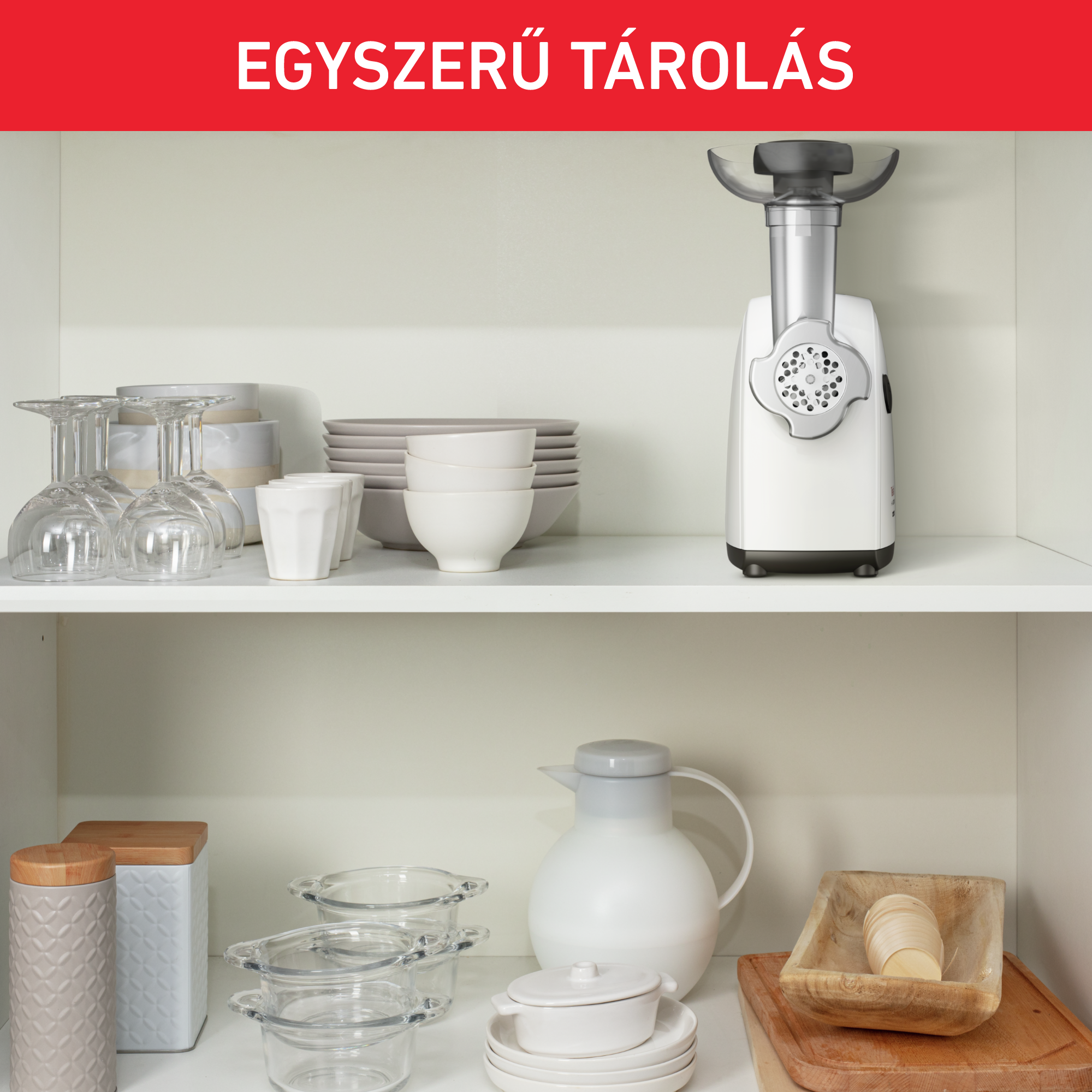 Konyhai polcok edényekkel, poharakkal és húsdarálóval, fa deszkával.