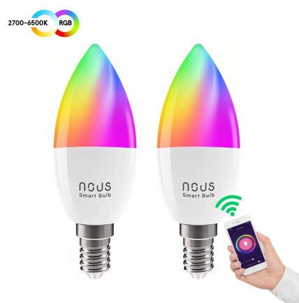 Dwie inteligentne żarówki z widmem kolorów, telefon pokazuje aplikację sterującą, białe tło.