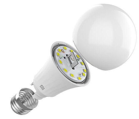 Zdemontowana biała żarówka LED. Żarówka jest oddzielona od podstawy, ujawniając wewnętrzne elementy i diody elektroluminescencyjne.