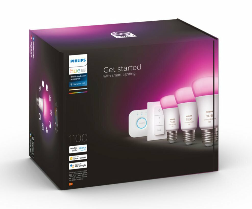 Pudełko żarówek Philips Hue z mostkiem i pilotem, w ciemnym pomieszczeniu.