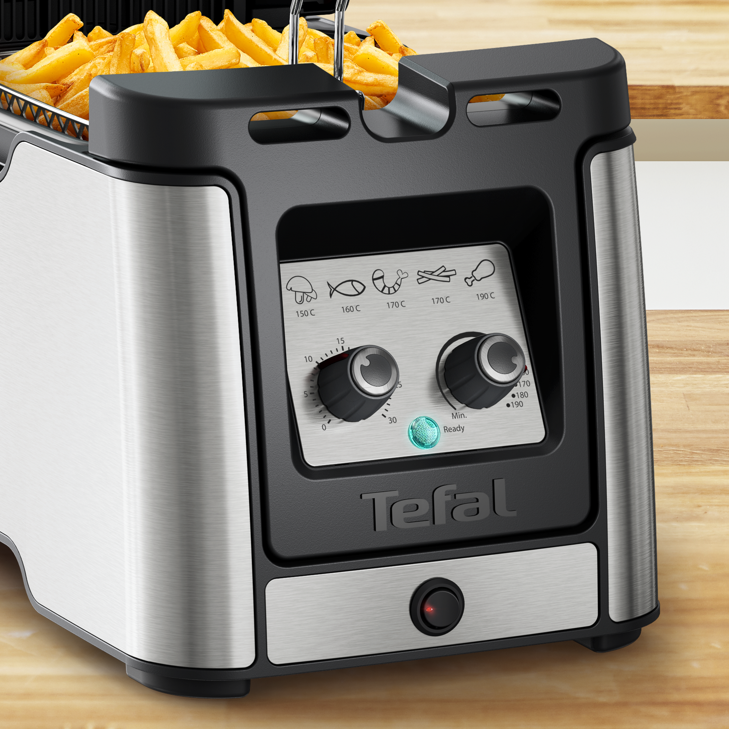 Közelkép egy Tefal fritőrről sült krumplival. A kezelőpanel látható.
