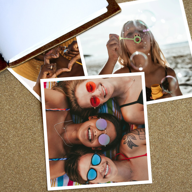 Trois photos sur un tableau en liège. Des gens sont sur les photos, s'amusent.