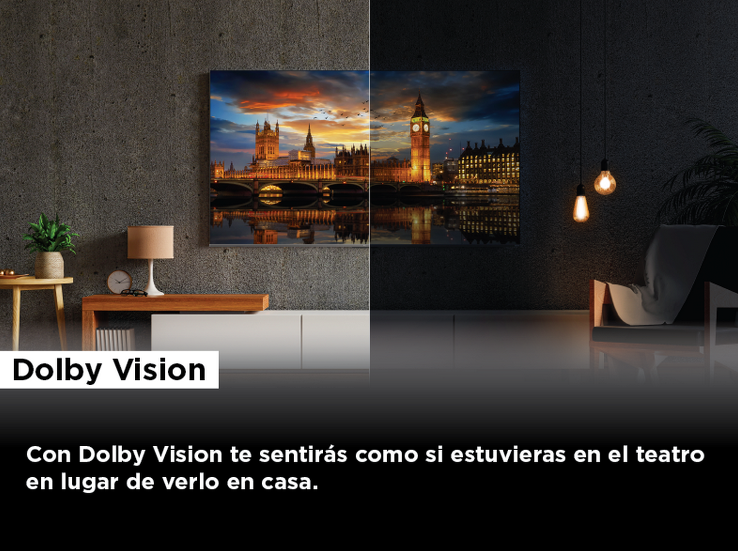 Una habitación con un televisor que muestra una pantalla dividida de una ciudad por la noche.