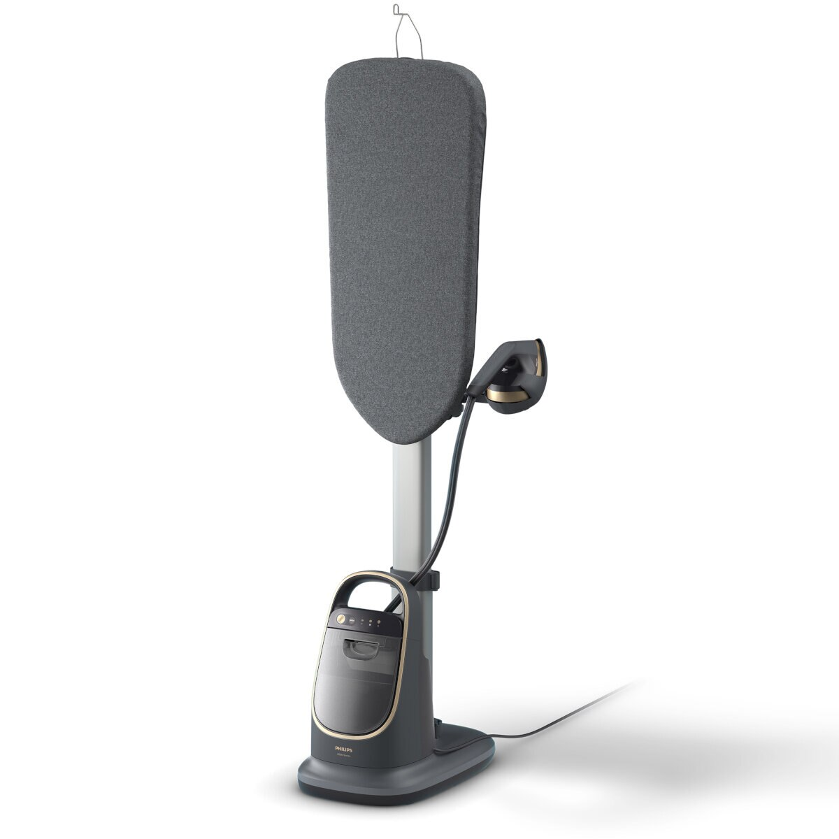 Stacja do prasowania. Szara podstawa, szary pokrowiec na deskę do prasowania, białe tło.