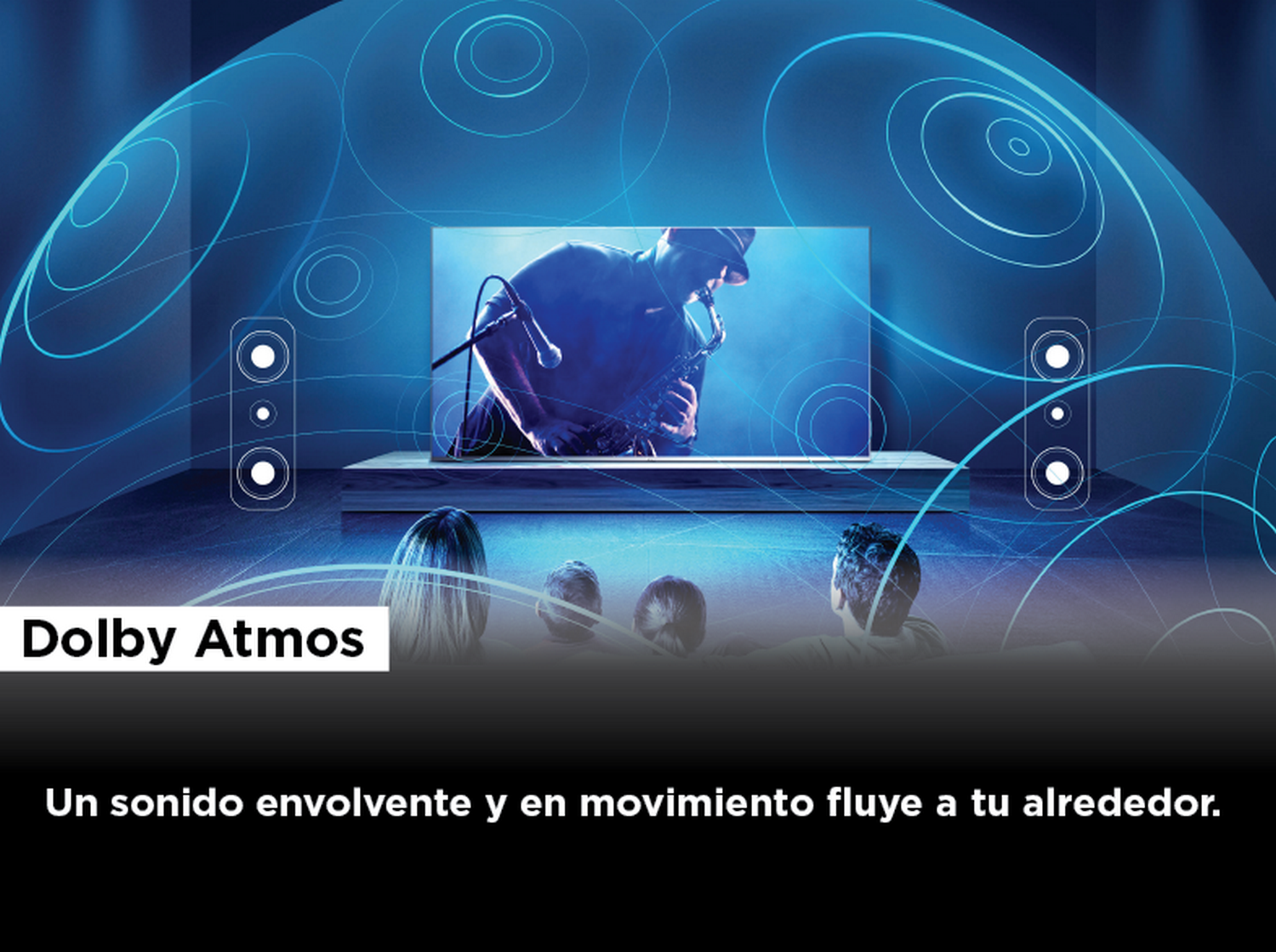 Gente viendo un televisor con sonido Dolby Atmos en una habitación.