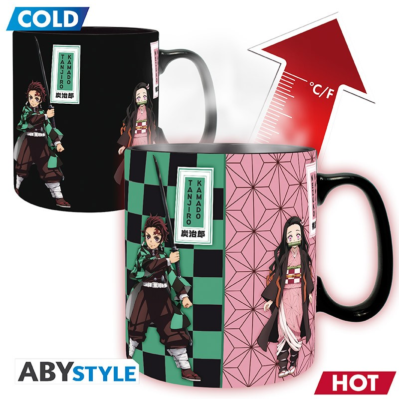 Zwei wärmeempfindliche Tassen. Eine schwarze Tasse zeigt einen Charakter. Die andere ändert die Farbe, um denselben Charakter zu zeigen.