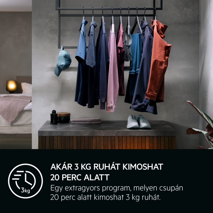 Ruhák lógnak egy állványon, kalappal, cipőkkel és két üveggel a polcon. Szürke háttér.