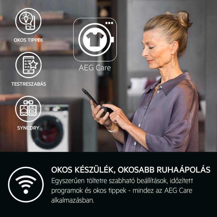 Nő telefont használ ikonokkal és szöveggel az okos készülékről.