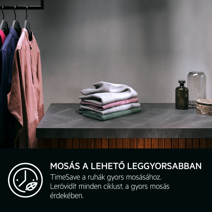 Összehajtott ruhák az asztalon. Mosókonyha, gyors mosásról szöveggel.