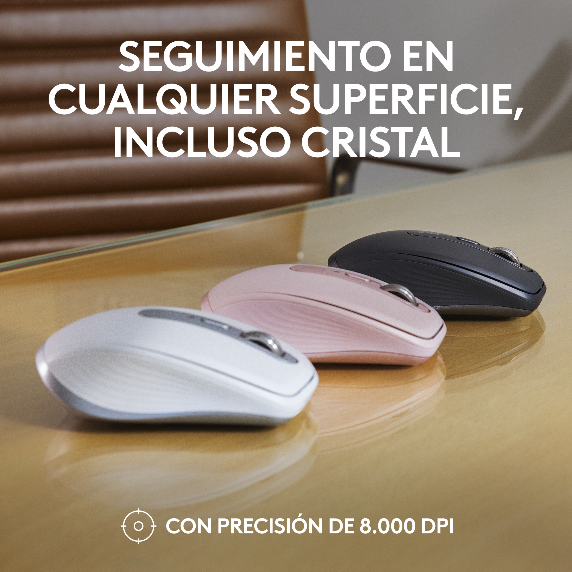 Tres ratones de ordenador en blanco, rosa y negro sobre un escritorio de madera. El texto dice 'seguimiento en cualquier superficie'.