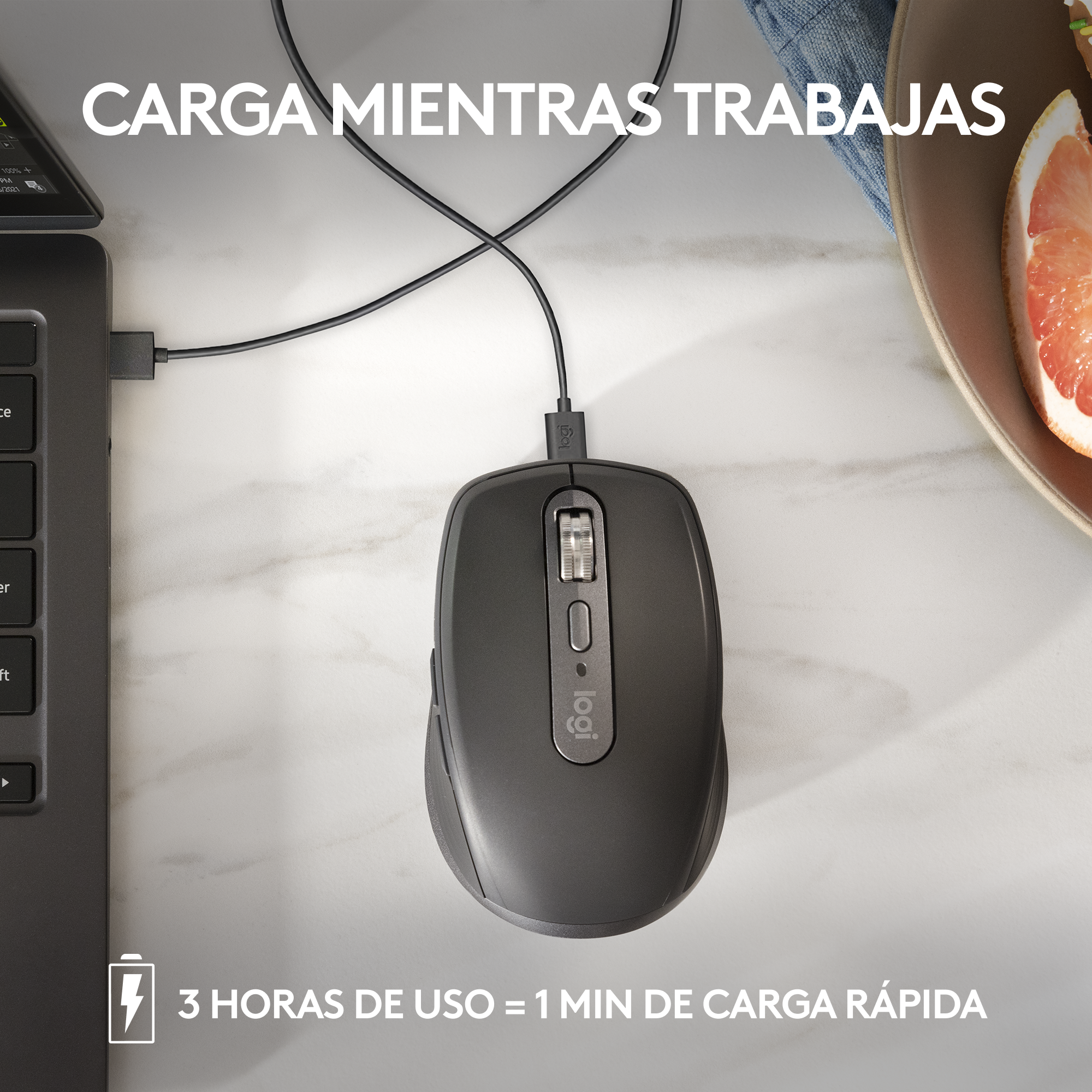 Un ratón gris se está cargando conectado a una computadora portátil. El texto dice, 3 horas de uso = 1 min de carga.