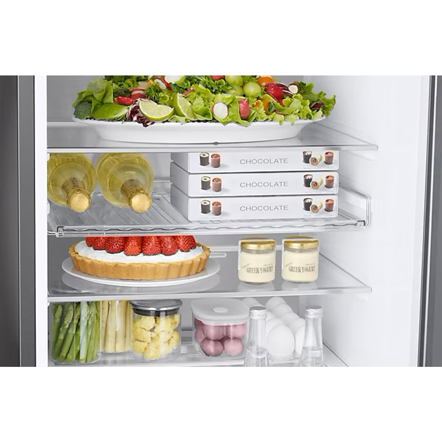 Intérieur du réfrigérateur avec des aliments. Divers aliments sont placés sur les étagères.