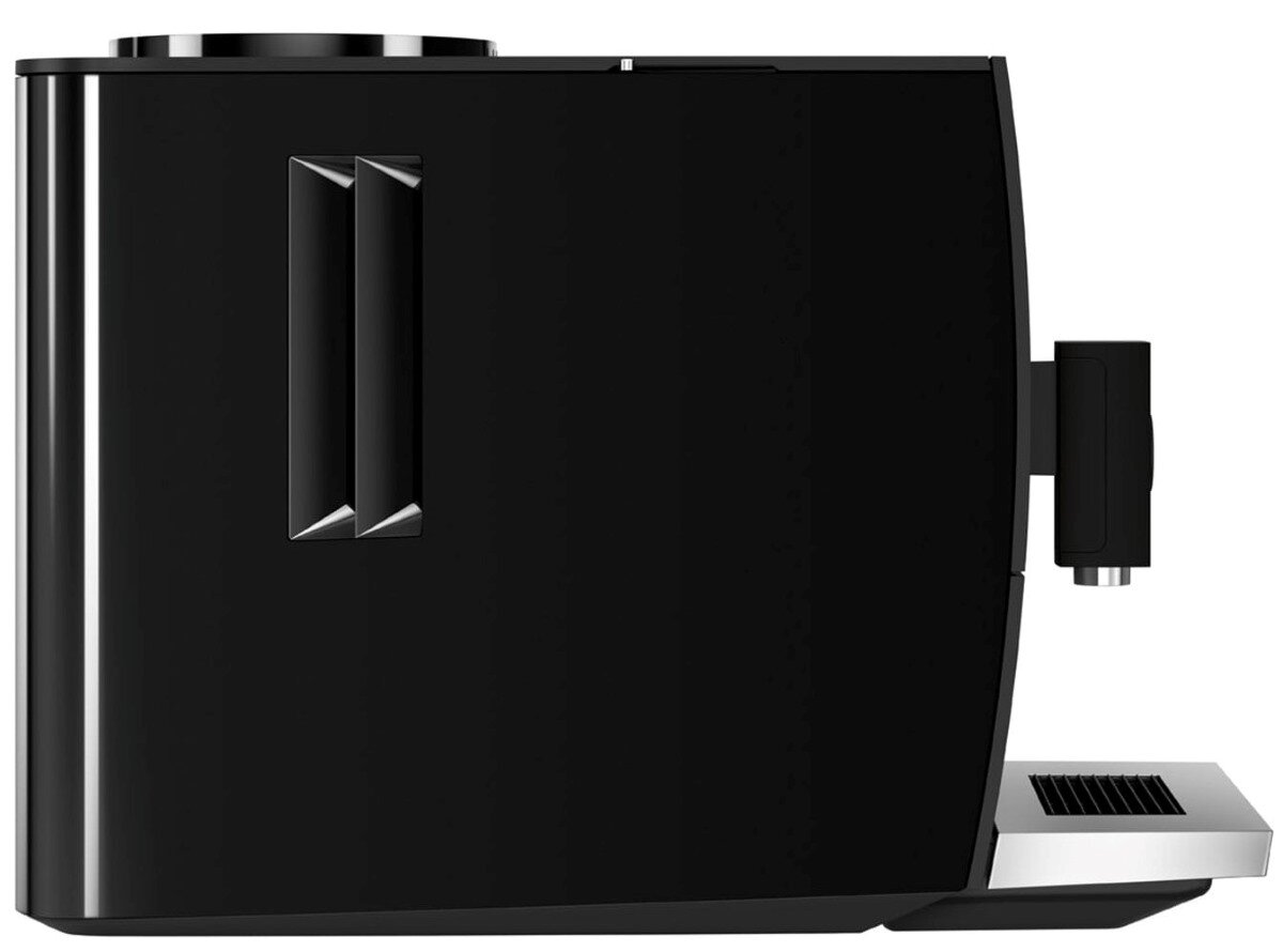 Czarny ekspres do kawy ze srebrnym wylotem. Widok z boku, elegancki design.