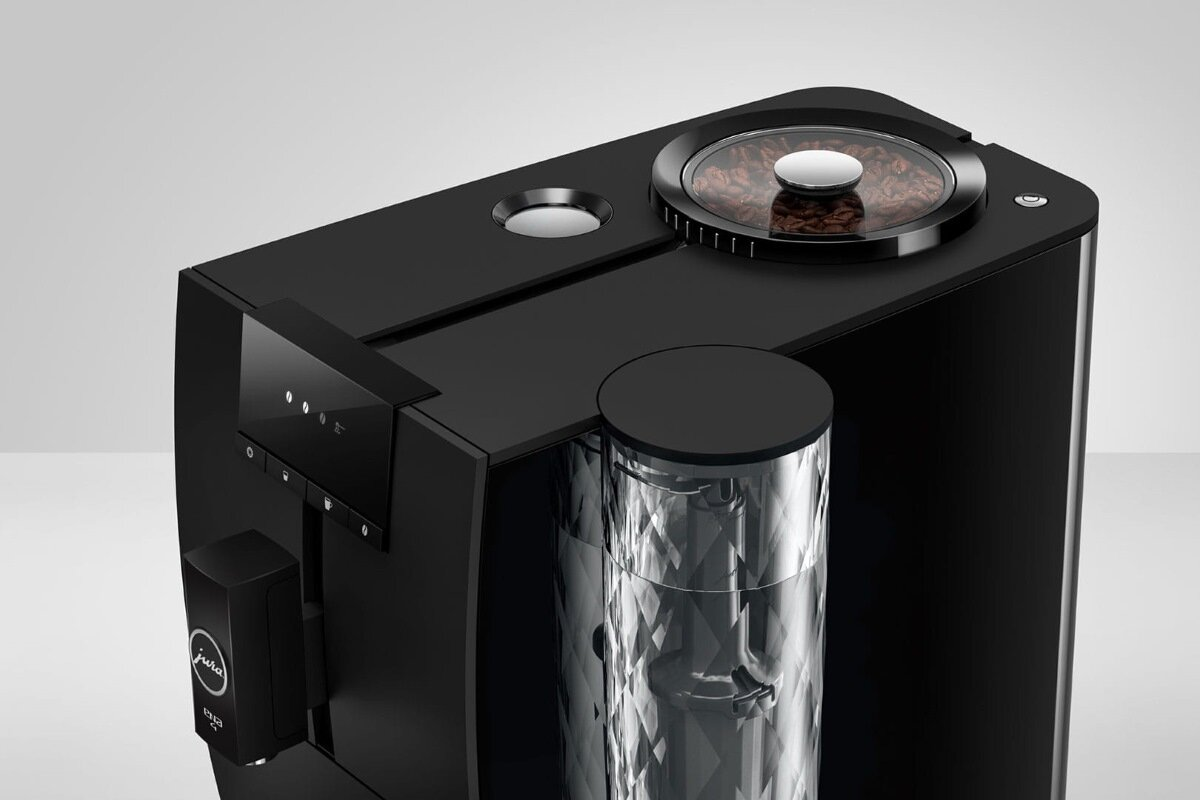 Czarny ekspres do kawy ze zbiornikiem na ziarna na górze i zbiornikiem na wodę.