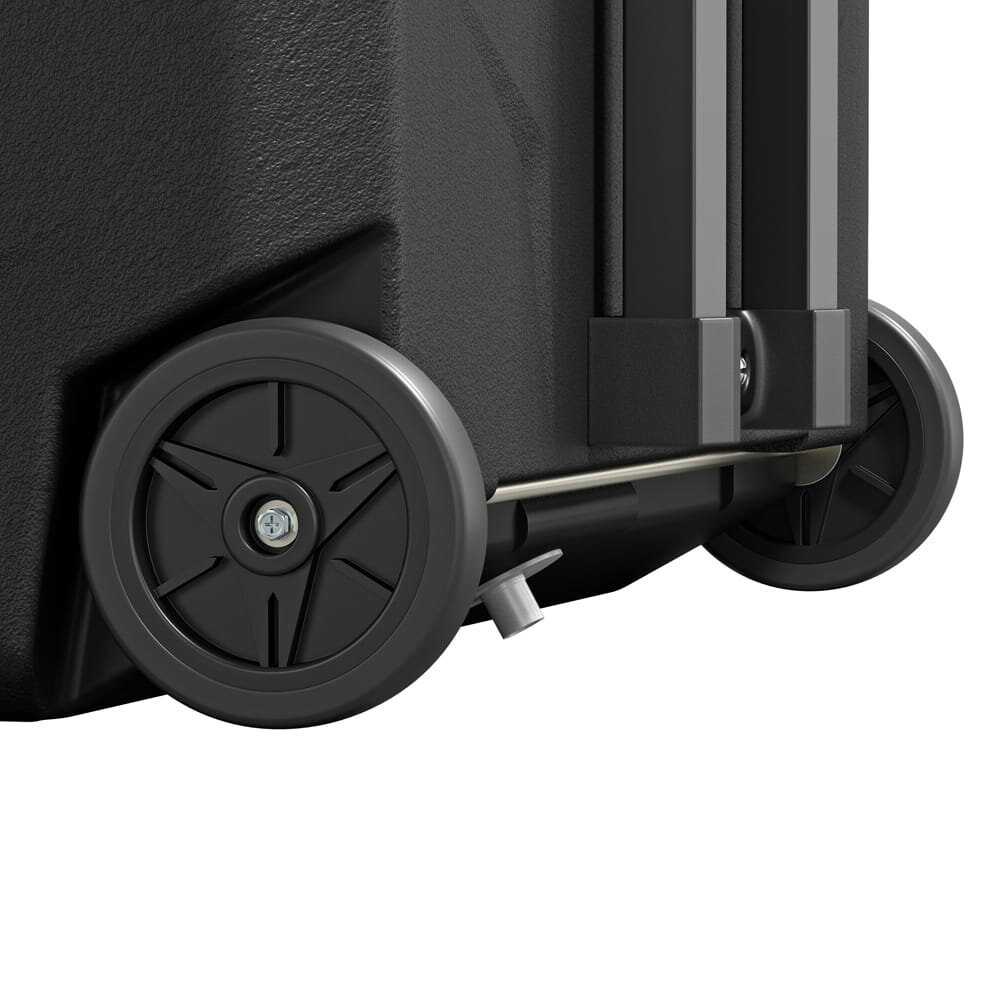 Czarna walizka na kółkach z systemem rączki, zbliżenie.