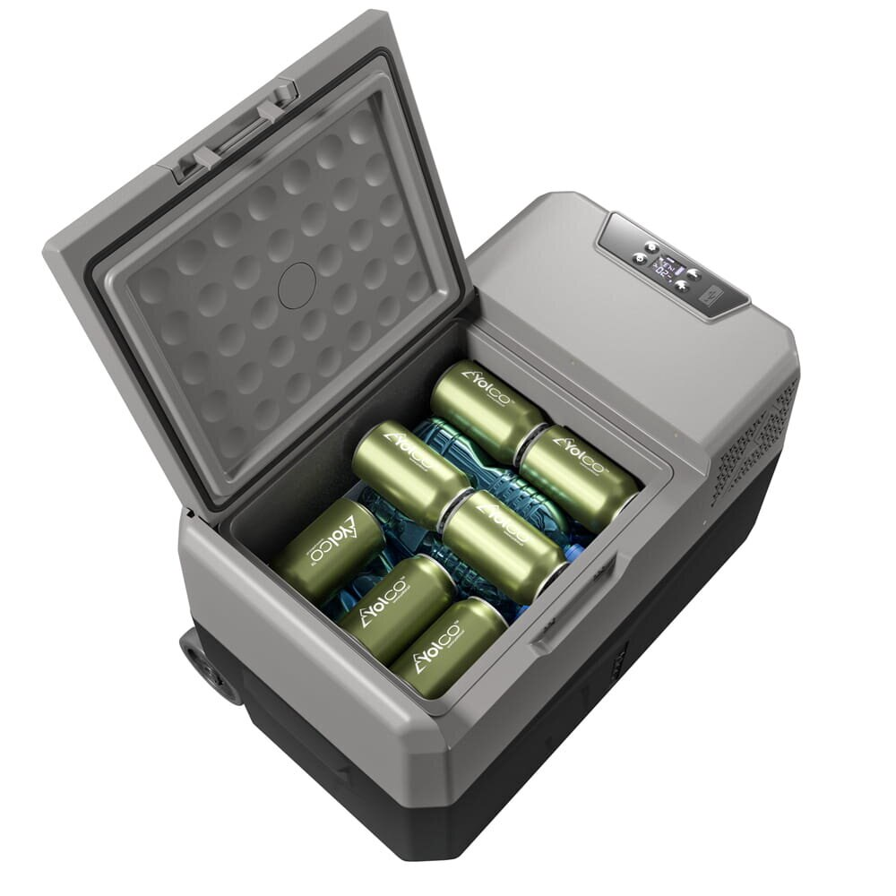 Otwarta szara lodówka turystyczna z zielonymi puszkami i niebieskimi butelkami.