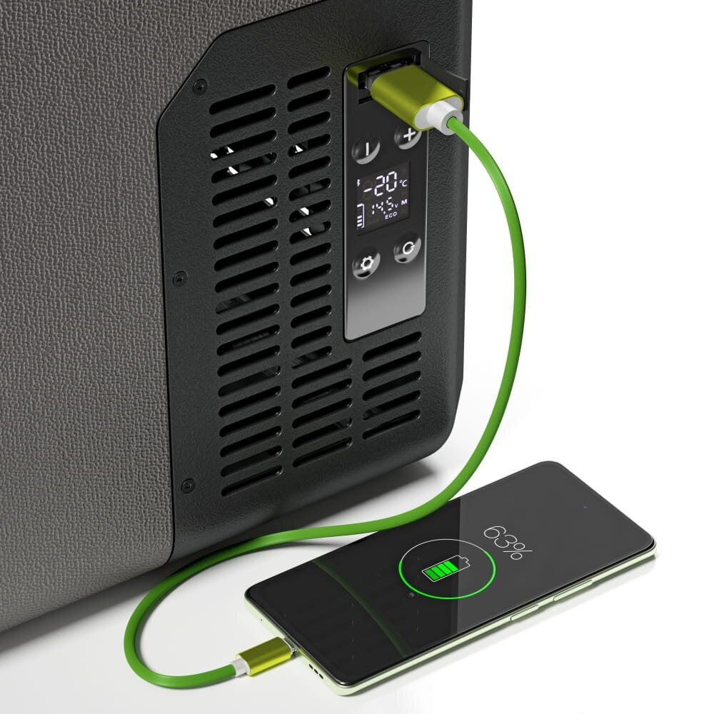 Czarna lodówka z ładującym się telefonem, zielony kabel, wyświetlacz cyfrowy.