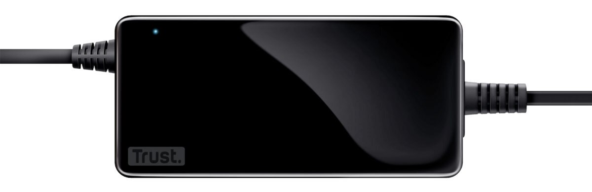 Czarny zasilacz Trust z kablem na białym tle.