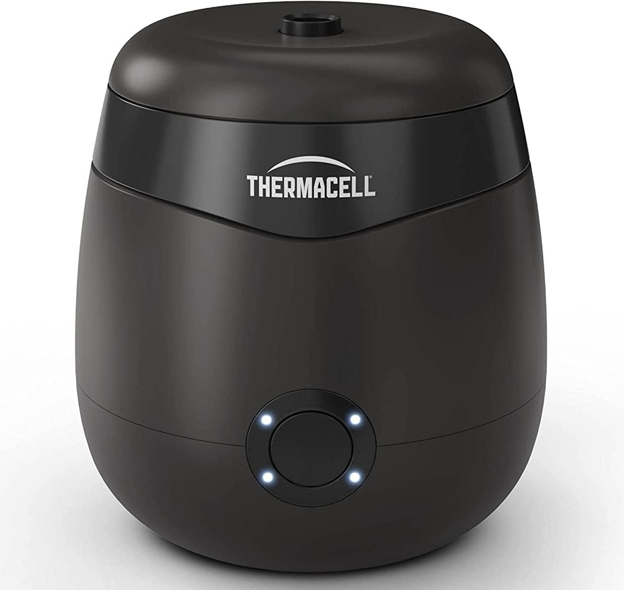 Schwarzes Thermacell-Mückenschutzmittel. Es hat eine Eiform mit ein paar weißen Kontrollleuchten und einem Knopf.