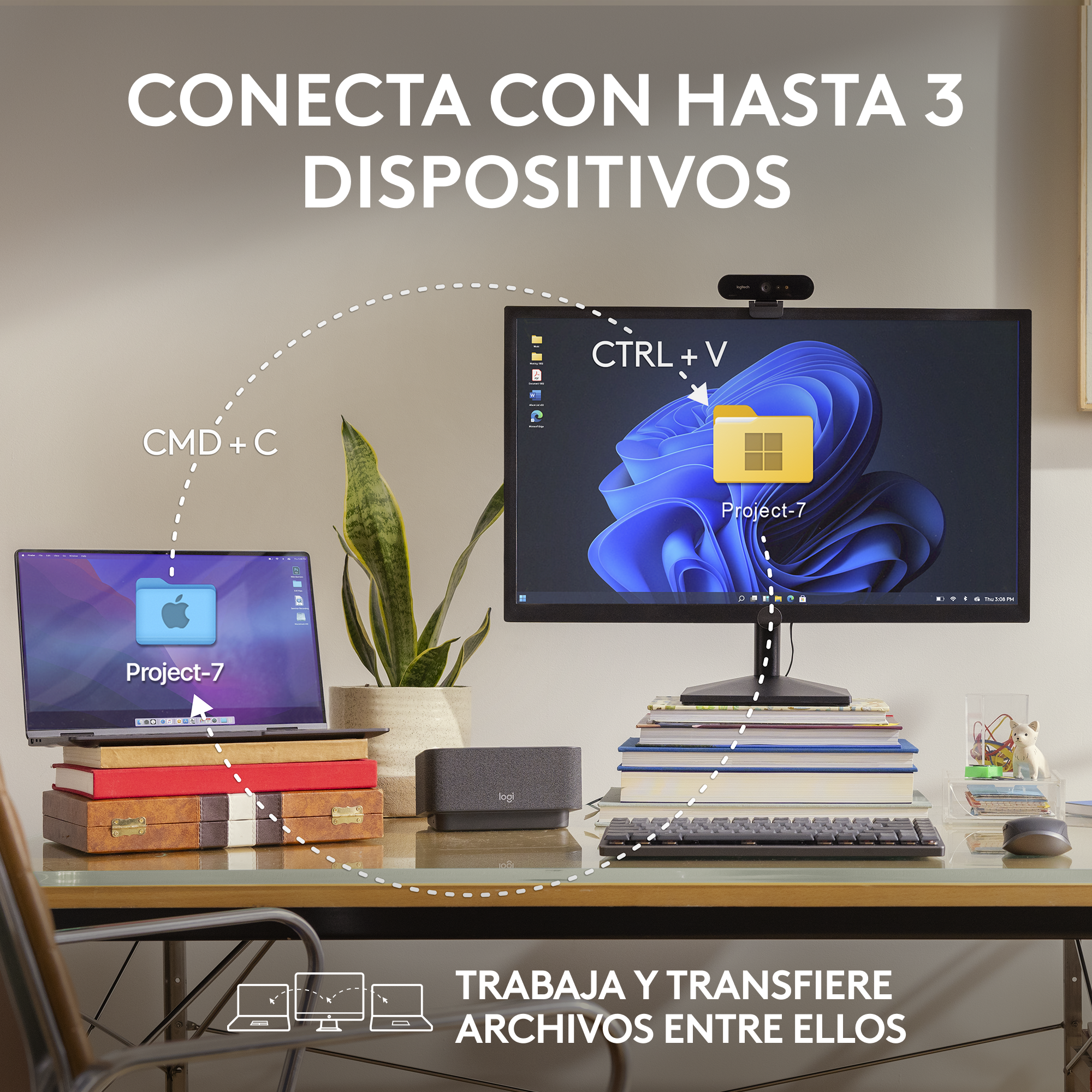 Una configuración de escritorio con una laptop, monitor y una persona conectándose a tres dispositivos.