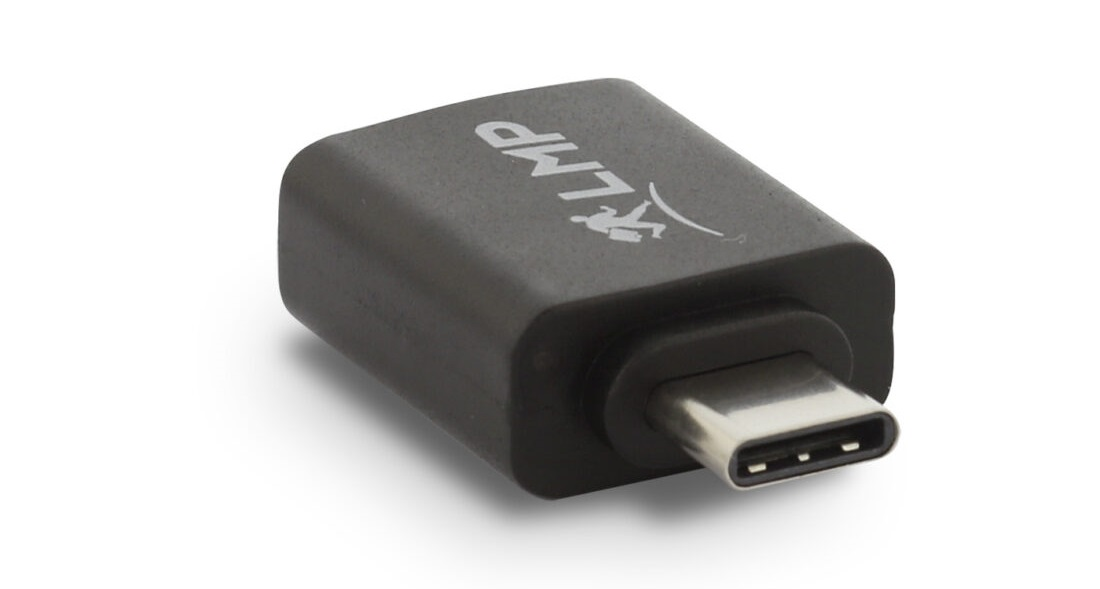 Adaptateur USB-C noir. Il porte le logo LMP et un connecteur USB-C. Fond blanc.