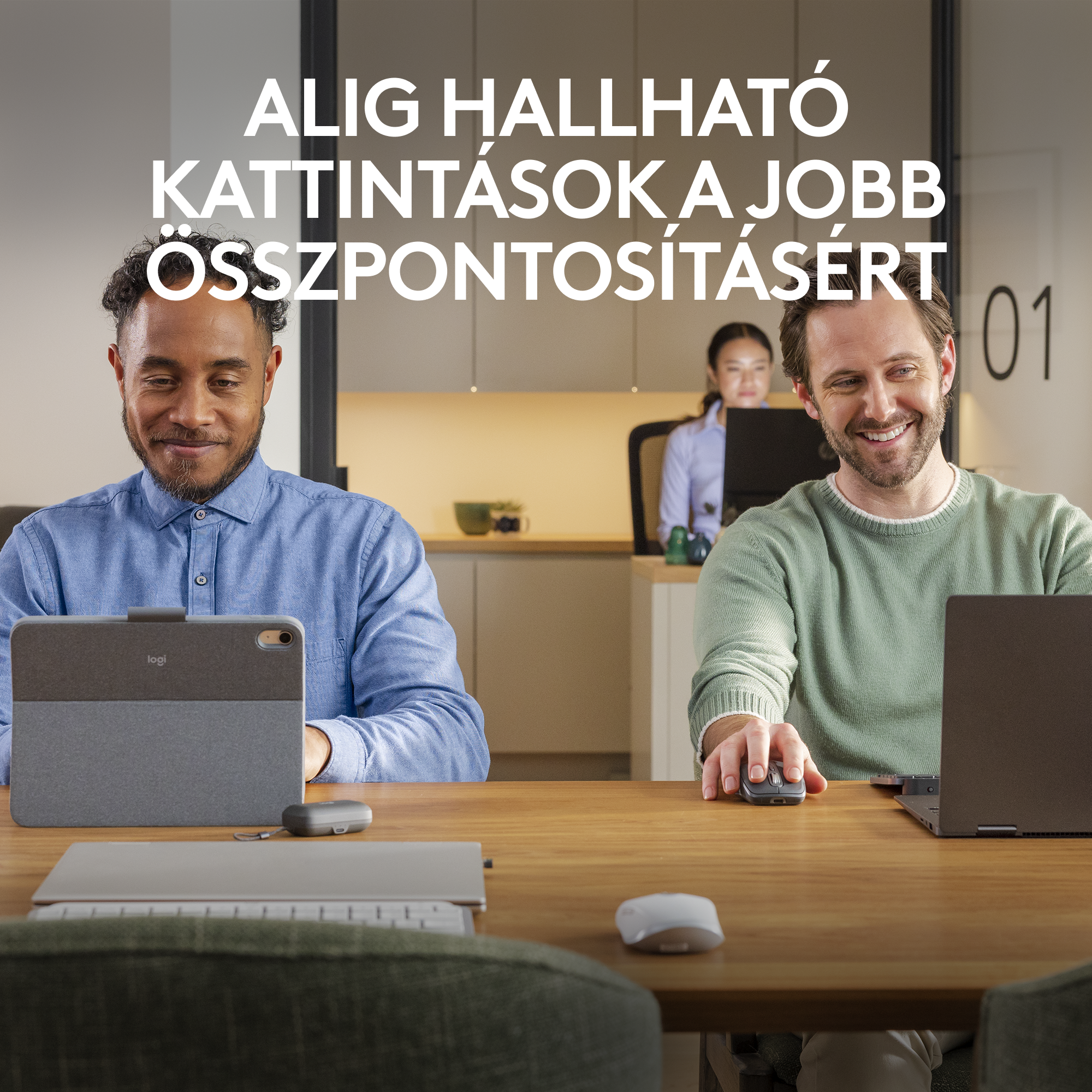 Két ember laptopon dolgozik, egérrel az asztalon az előtérben.