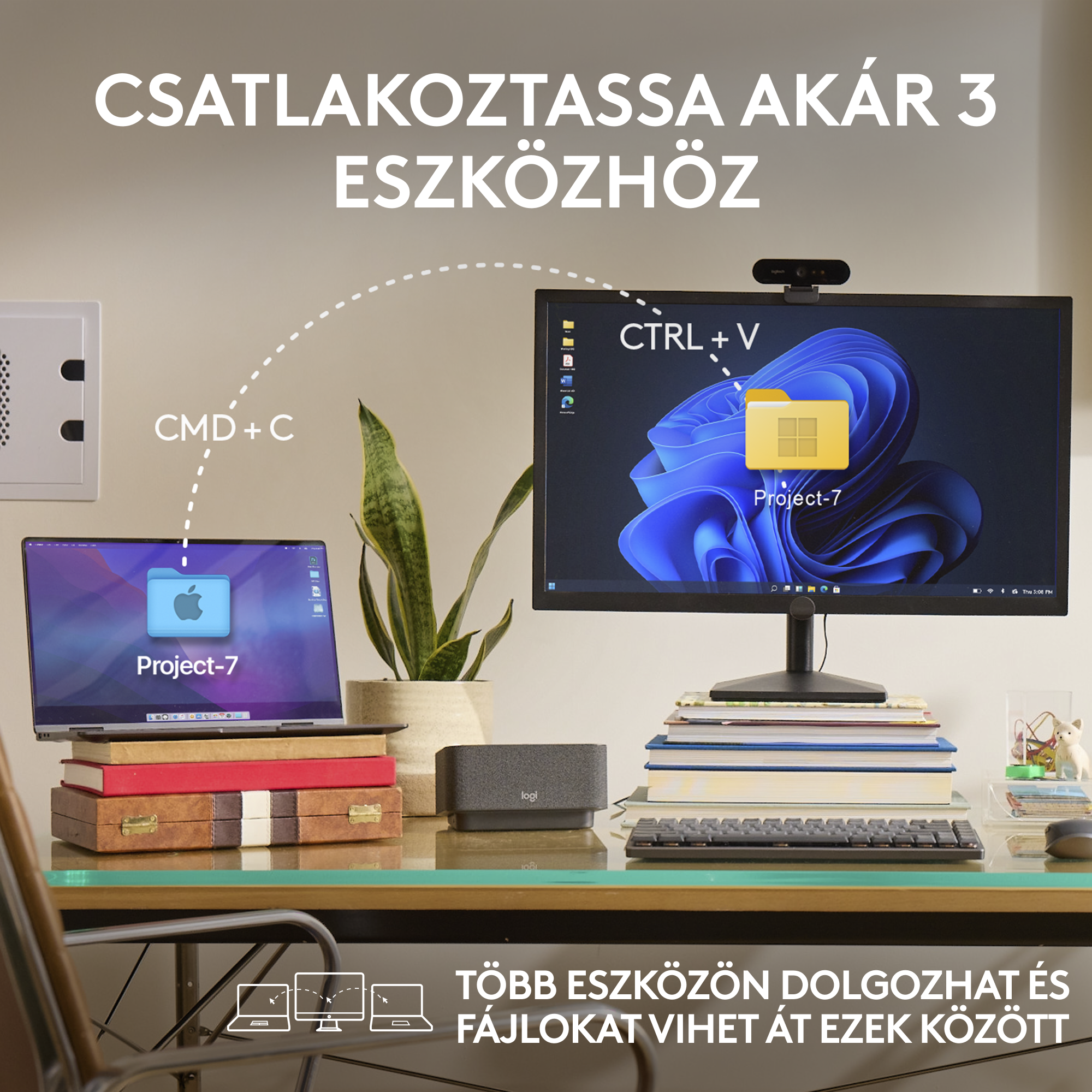 Asztali beállítás laptop, monitor, billentyűzet és egy kis hangszóróval.