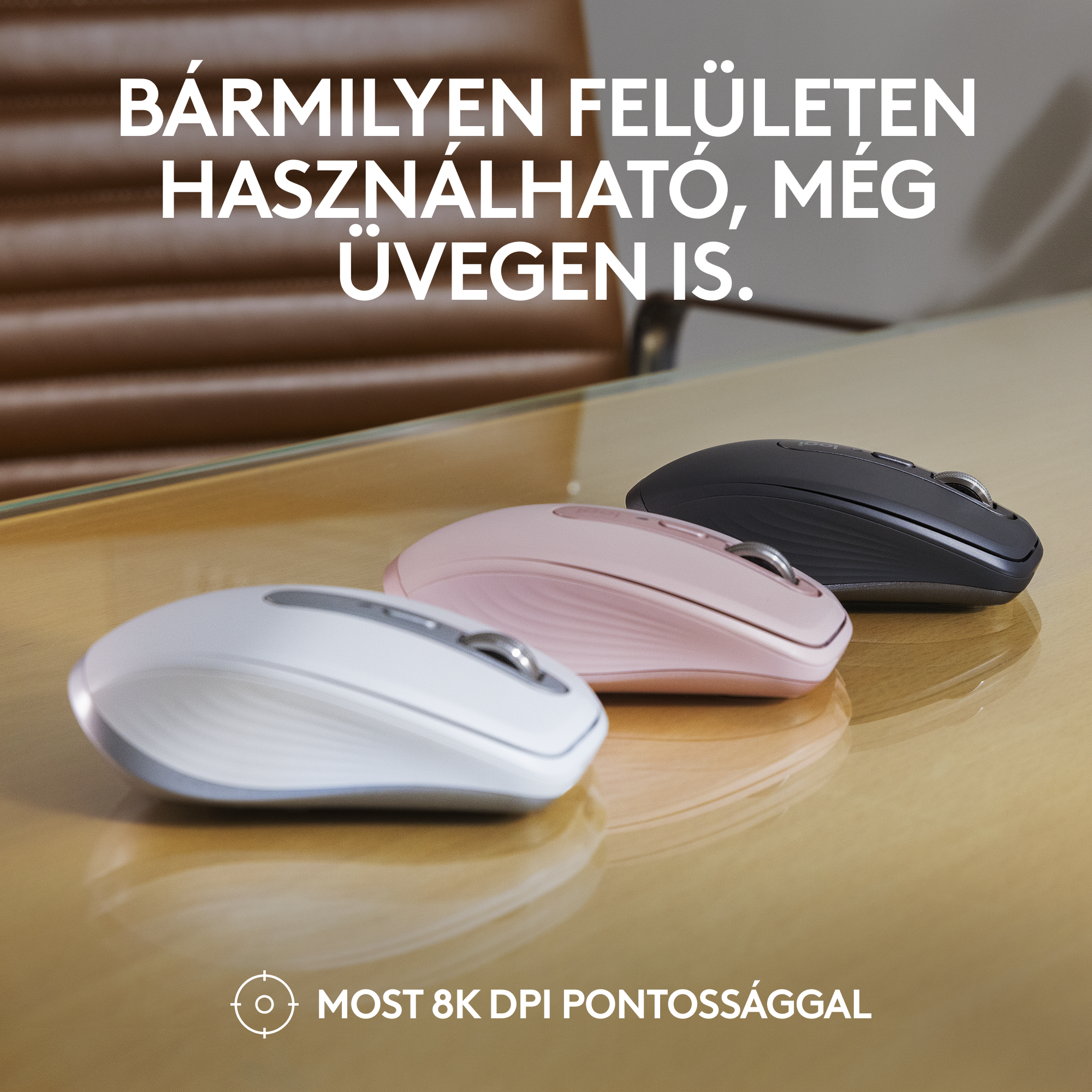 Három vezeték nélküli számítógépes egér fehér, rózsaszín és fekete színben fa felületen.