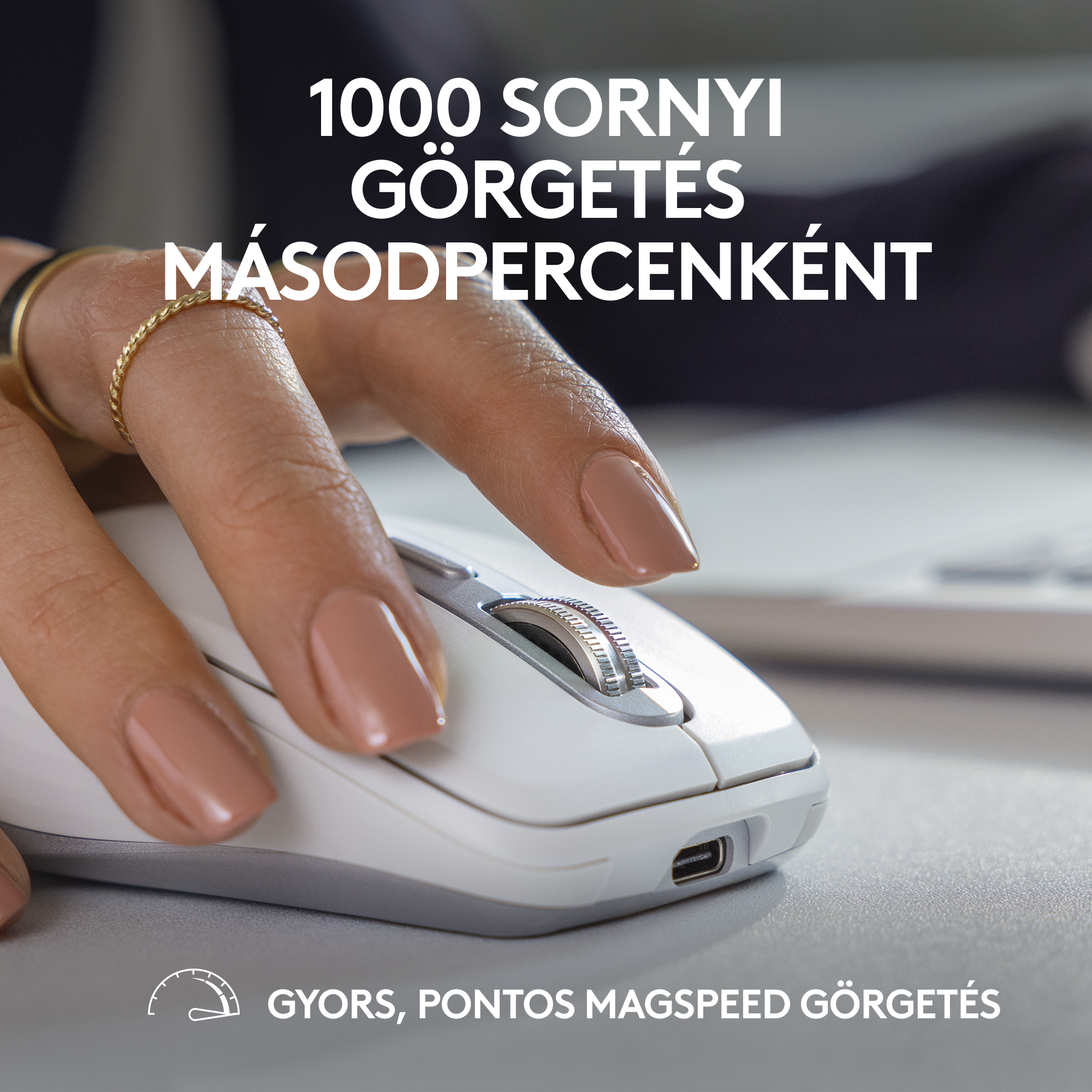 Személy keze fehér egeret használ. Szöveg: 1000 SORNYI GÖRGETÉS MÁSODPERCENKÉNT.