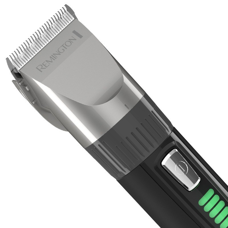 Remington hajvágó gép közelről. Fekete-ezüst, fehér háttérrel.