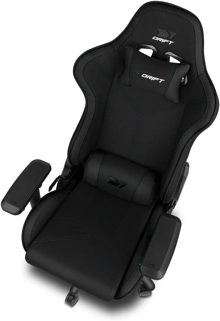 Silla gaming negra con reposacabezas y soporte lumbar, vista en ángulo.