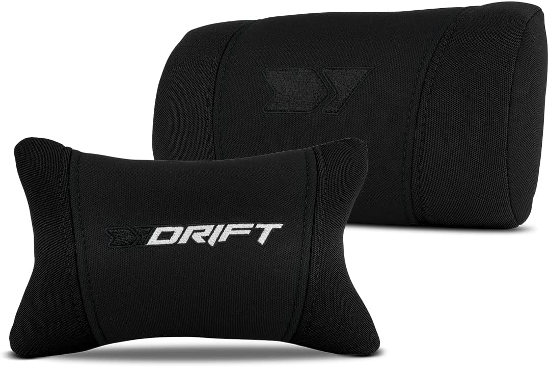 Dos cojines negros para el cuello del coche con la palabra 'DRIFT' bordada en uno. También hay un logo.